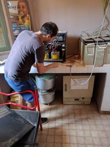 Zonnepaneleninstallatie wordt geïnspecteerd